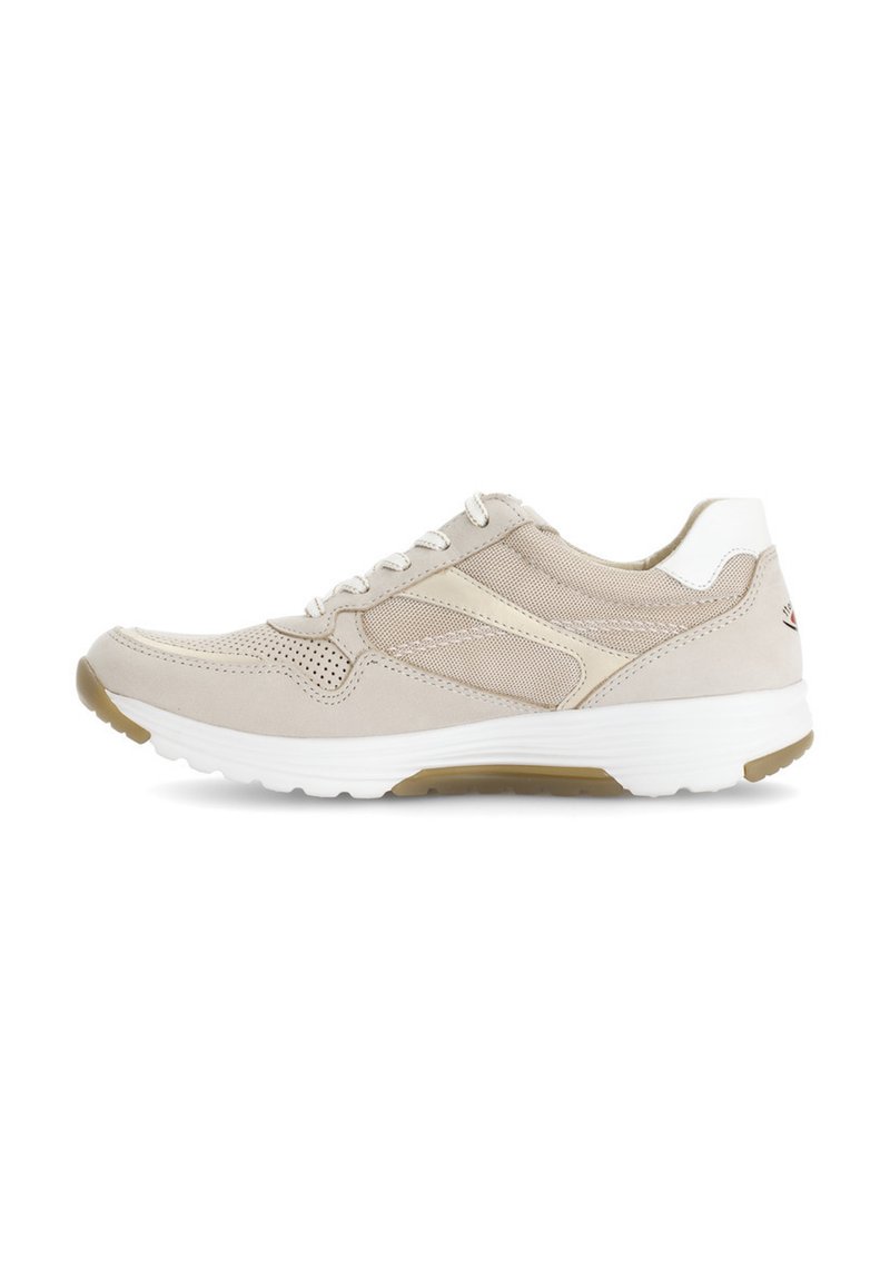 Helle beige Sportschuhe aus Wildleder und Mesh, mit einem weißen Akzentabsatz, durchbrochenem Design und einer flexiblen Gummisohle.