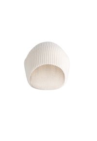 Cappello a maglia con forma di berretto in morbido materiale bianco sporco, con texture a coste verticali e design a punta arrotondata. Apertura sul fondo per indossarlo.