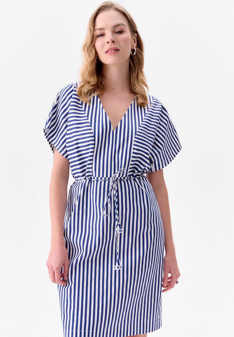 Sukienka bodycon w niebiesko-białe paski, z dekoltem w kształcie litery V, krótkimi rękawami i regulowanym w pasie troczkiem. Wykonana z lekkiego materiału o gładkiej fakturze.