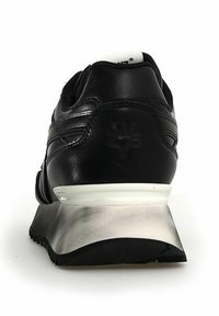 Sneaker nera in pelle con finitura testurizzata, dotata di un'intersuola bianca e di una suola in gomma nera. Cuciture dettagliate lungo i lati.