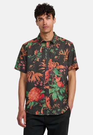 Kurzärmeliges Hemd aus schwarzem Stoff mit buntem Blumenmuster in Rot, Grün und Orange. Verfügt über einen Knopfverschluss und eine Brusttasche.
