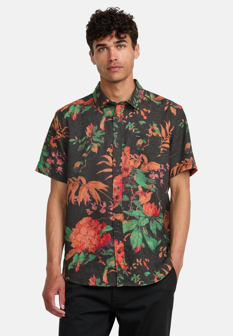 Kurzärmeliges Hemd aus schwarzem Stoff mit buntem Blumenmuster in Rot, Grün und Orange. Verfügt über einen Knopfverschluss und eine Brusttasche.