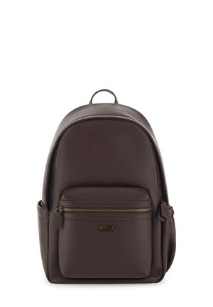 Sac à dos en cuir brun foncé avec poche zippée à l'avant et compartiments latéraux, marqué Boggi Milano sur la poche avant.