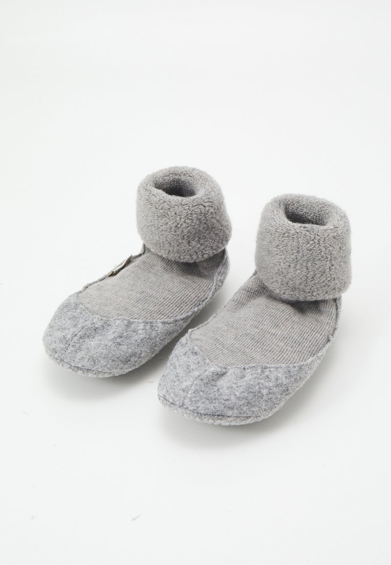Pantufas cinzentas com um punho de tornozelo suave e felpudo e sola texturizada. Feitas de um tecido misto de lã, apresentam um design de biqueira arredondada.