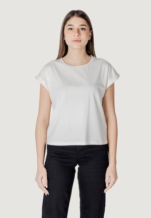 T-shirt bianco a maniche corte con orli arrotolati, scollatura rotonda e un design del logo discreto sul davanti. Abbinato a pantaloni neri.