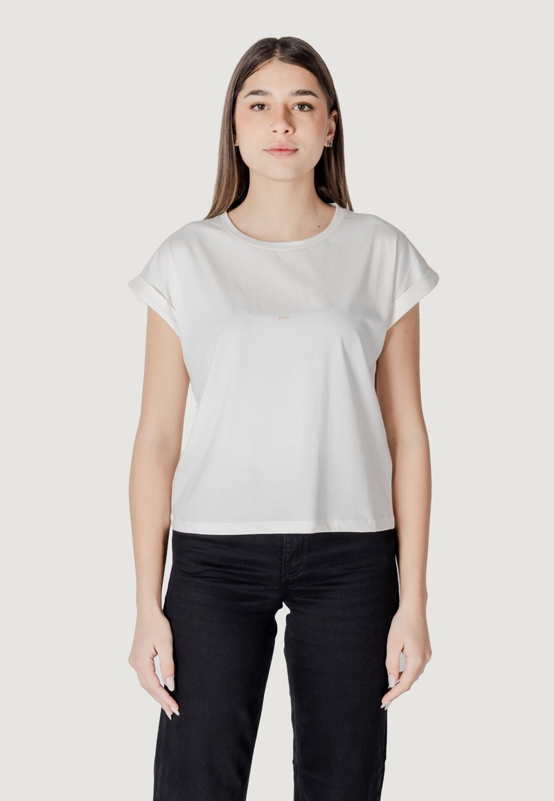 T-shirt bianco a maniche corte con orli arrotolati, scollatura rotonda e un design del logo discreto sul davanti. Abbinato a pantaloni neri.