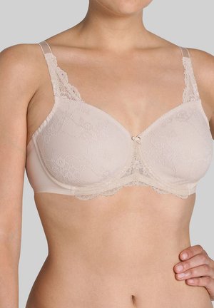 Beige beha met kantafwerking, gevormde cups en verstelbare bretels, met een subtiele strik in het midden. Gladde stof met een getextureerd kant.