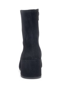 Zwarte suède enkellaars met een ronde neus, blokhak en ritssluiting aan de achterkant. Gladde textuur en elegante uitstraling.