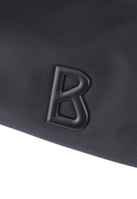 Borsa nera con superficie in tessuto testurizzato che presenta un emblema della lettera "B" in rilievo e di colore nero opaco. Design semplice senza ulteriori motivi.