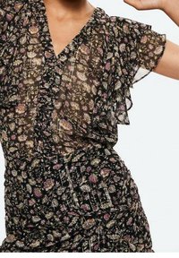 Robe noire à motifs floraux avec des manches volantes, dotée d'un décolleté en V, d'un tissu transparent et de motifs complexes de fleurs roses et blanches.