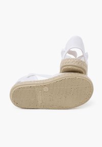 Sandalo espadrilles bianco con suola di juta testurizzata, tomaia intrecciata e cinturini alla caviglia regolabili. La suola esterna è in gomma con un design a grip decorato.