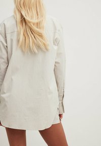 NA-KD LÄSSIGES - Blus - beige stripe