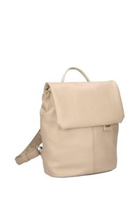 Zaino in pelle beige con pattina pieghevole, manico superiore, spallacci regolabili e un sottile dettaglio di cucitura sul davanti.