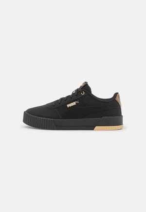 Sneaker noir avec une tige texturée, des accents dorés et une semelle en caoutchouc nervurée. Dispose d'un col et d'une langue rembourrés pour le confort.