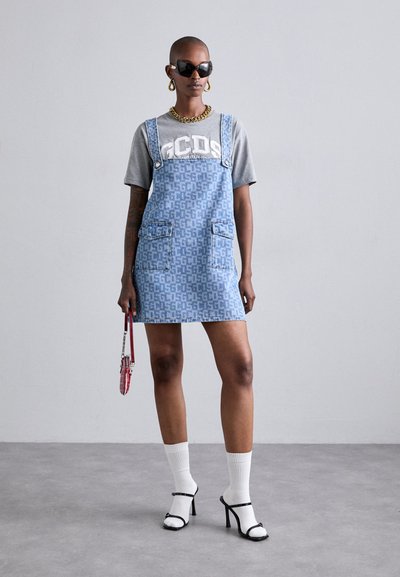GCDS MONOGRAM POCKETS DRESS - Τζιν φόρεμα - light blue
