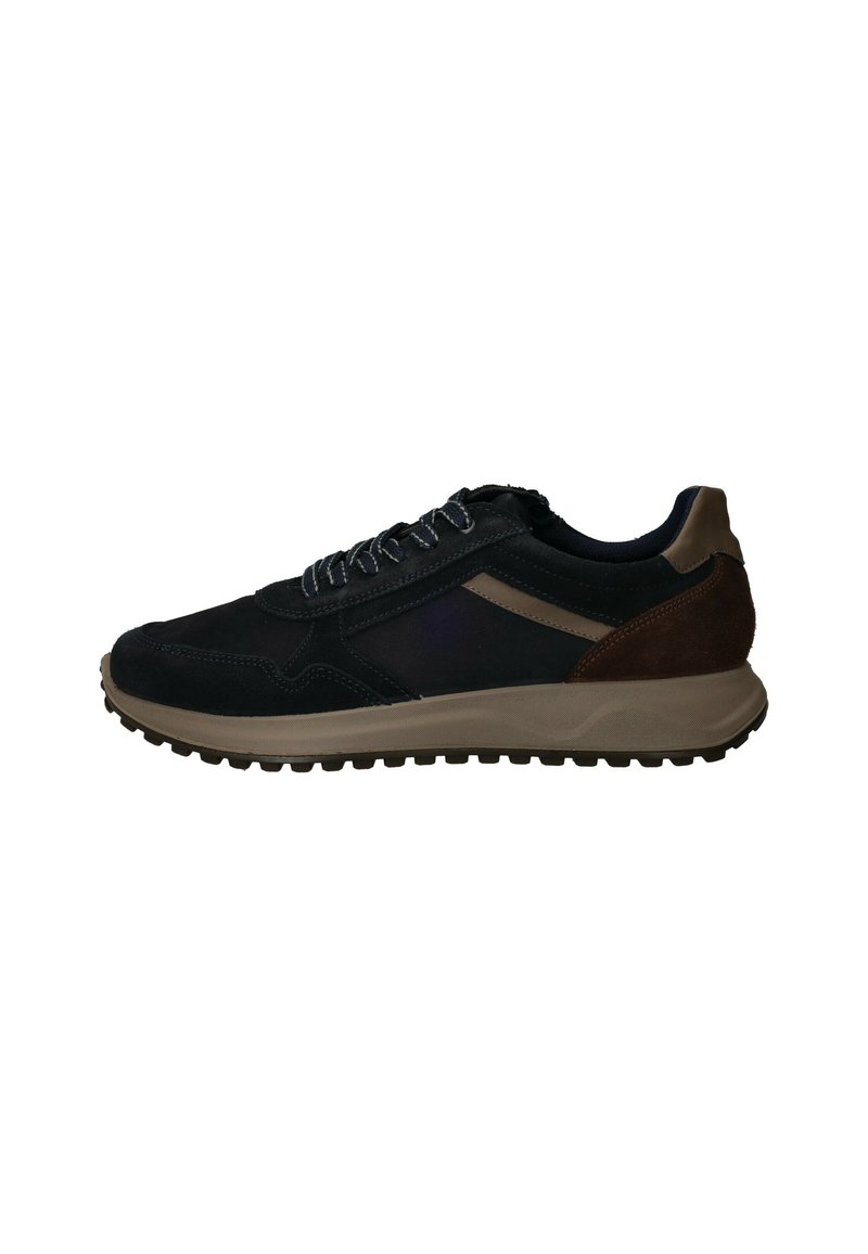 Heren sneaker in zwart suede met bruine accenten, textuur rubberen zool, contrasterende veters en een gevoerde kraag voor comfort.