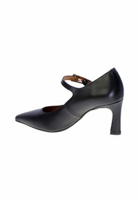 Scarpa donna nera in pelle con punta appuntita e tacco alto, dotata di cinturino alla caviglia e fibbia, mostrata dal lato esterno su uno sfondo bianco.
