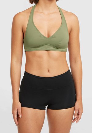 Brassière de sport vert olive avec un col en V, des bretelles larges et une élasticité modérée, associée à un short noir taille haute en tissu doux et lisse.