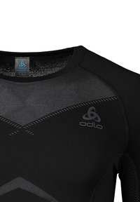 Schwarzes Sportshirt mit Rundhalsausschnitt, strukturierten Einsätzen und reflektierendem Logo. Hergestellt aus dehnbarem, leichtem Stoff mit dezenten Mustern.