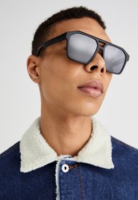 SOUNDCHECK UNISEX - Sončna očala - matte black/black polarized