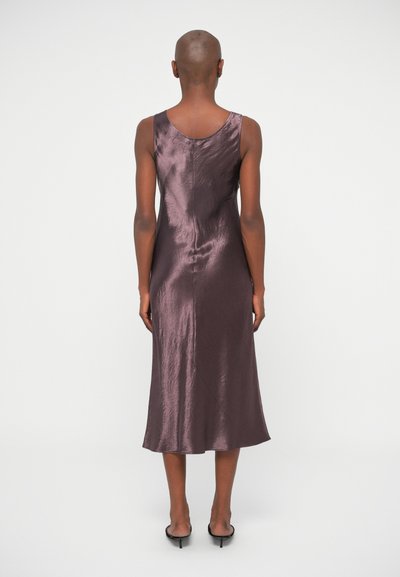 Langes, ärmelloses lila Satin-Kleid mit glatter Textur, das knapp unter dem Knie endet. Schlichtes Design mit rundem Ausschnitt und rückwärtiger Naht.