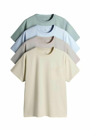 Štyri jednofarebné tričká s okrúhlym výstrihom a krátkymi rukávmi, naskladané na seba v pastelovo zelenej, modrej, béžovej a krémovej farbe, pohľad spredu.