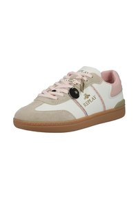 Baskets Replay blanches et roses avec embout en daim beige, semelle marron, lacets roses et breloques métalliques décoratives sur les lacets.