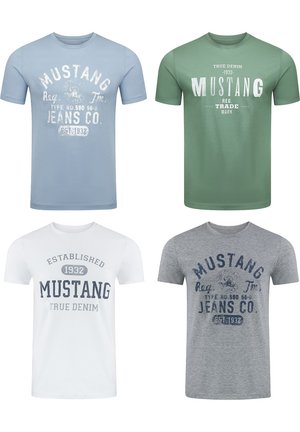 Vier korteboe mouwen t-shirts in lichtblauw, groen, wit en grijs, met tekstafdrukken en een ronde halslijn. Katoenen stof, casual pasvorm.