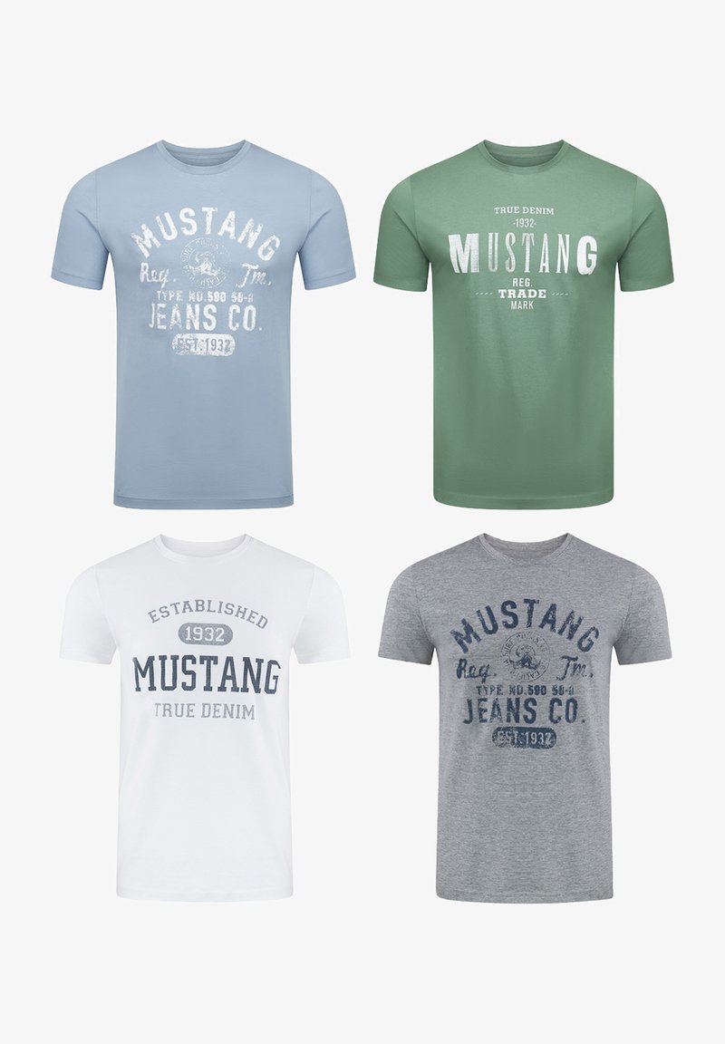 Vier korteboe mouwen t-shirts in lichtblauw, groen, wit en grijs, met tekstafdrukken en een ronde halslijn. Katoenen stof, casual pasvorm.