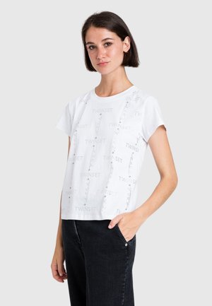 T-shirt bianco a maniche corte con stampa "TWINSET" testurizzata, scollatura rotonda e vestibilità rilassata, abbinato a pantaloni in denim neri.