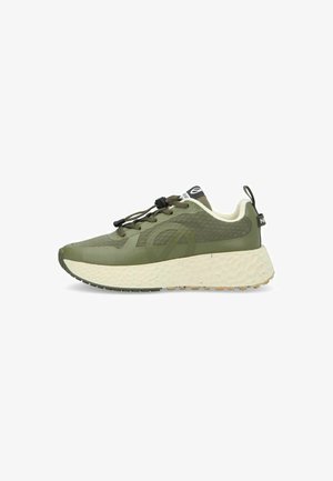 Chaussure de sport verte avec une tige en mesh respirant, un bout arrondi et une semelle intermédiaire texturée avec des éclats colorés, ainsi qu'une semelle extérieure en caoutchouc.