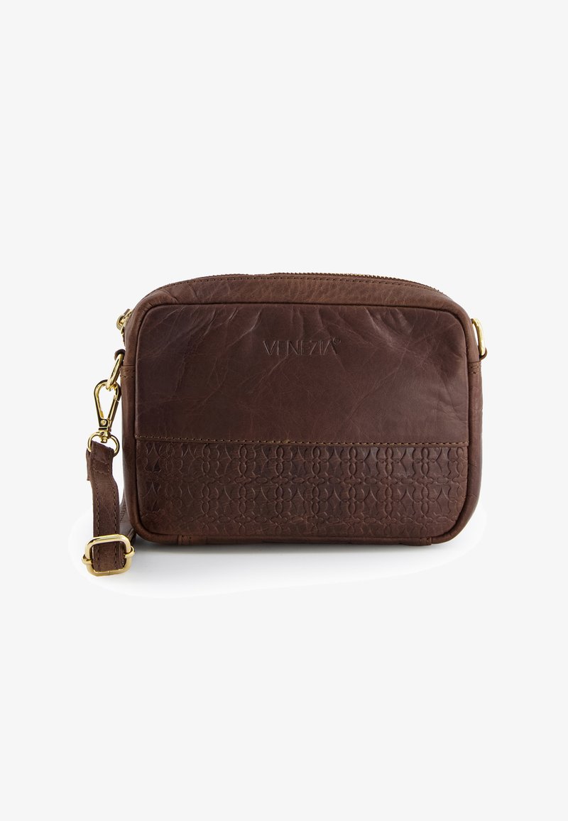 Braune Leder-Crossbody-Tasche mit einem strukturierten Akzentband, goldenen Beschlägen und eingeprägtem Logo, ausgestattet mit einem Reißverschluss und einem verstellbaren Tragegurt.