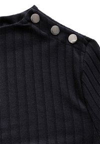 Top a coste blu navy con scollatura rotonda e tre grandi bottoni a pressione metallici sulla spalla sinistra. Tessuto morbido e strutturato.