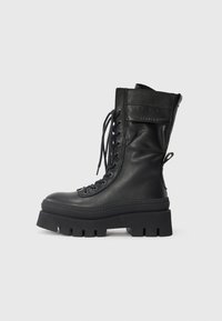 Schwarze Lederkampfstiefel mit hohem Schaft, schnüren vorne, strukturierten Akzenten, dicker Sohle und genähten Details. Verfügt über eine hintere Zuglasche.