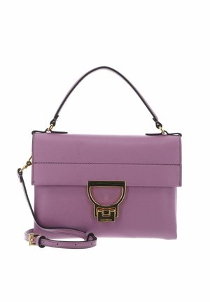 Sac à main en cuir violet avec poignée supérieure, bandoulière détachable et fermoir en métal doré sur le rabat avant.
