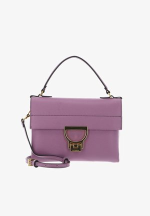 Sac à main en cuir violet avec poignée supérieure, bandoulière détachable et fermoir en métal doré sur le rabat avant.