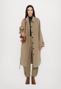 CLOSED BELTED COAT - Klasszikus kabát - clay beige