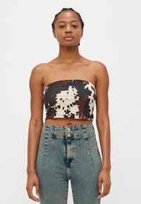 Top scurt, fără bretele, cu un print abstract în nuanțe de bej, negru și maro; material neted cu un design ajustat. Asortat cu blugi cu talie înaltă.