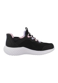 Baskets de sport noires avec une tige en maille texturée, accents rose clair et une semelle blanche rainurée. Comprend des lacets et une sangle de traction à l'arrière.