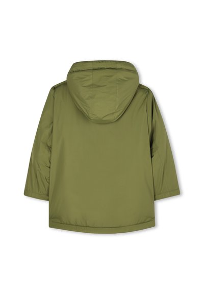 Veste à capuche verte en tissu lisse et brillant. Présente une coupe ample et un design simple, avec un ourlet droit et sans fermetures visibles.