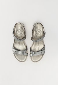 Metallisch silberne Sandalen mit verstellbaren Riemen, gepolsterten Fußbetten und einem Blumenmuster im Innenfutter. Auf dem Fußbett befindet sich ein kreisförmiges Logo.