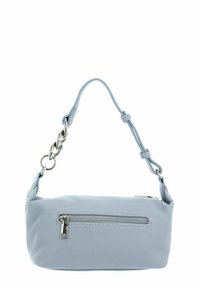 Sac à main en cuir bleu clair avec une finition texturée, doté d'une poche avant zippée et d'une bandoulière agrémentée d'une chaîne. Forme compacte et structurée.