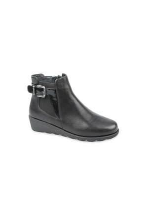 Stivaletto nero in pelle con un pannello lucido in vernice, bordo elastico e una fibbia decorativa. Presenta un tacco a cuneo basso e punta arrotondata.