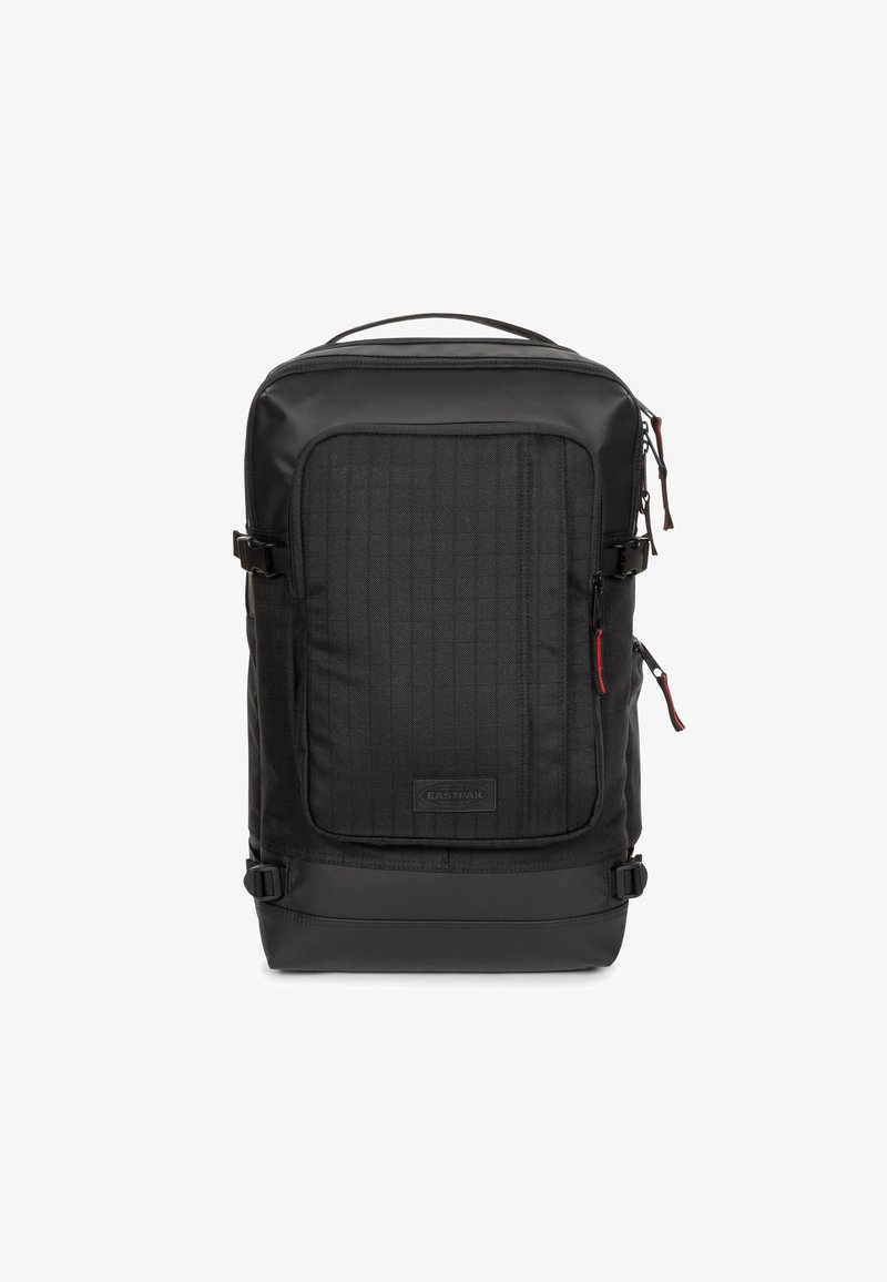 Sac à dos noir avec une texture lisse et un panneau avant rembourré. Comprend des fermetures éclair, des sangles latérales et une forme rectangulaire pour l'organisation.