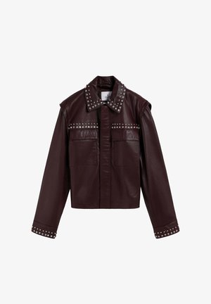 Chaqueta de cuero marrón oscuro con tachuelas plateadas en el cuello, el pecho y los puños, con mangas largas y dos bolsillos frontales con solapa.