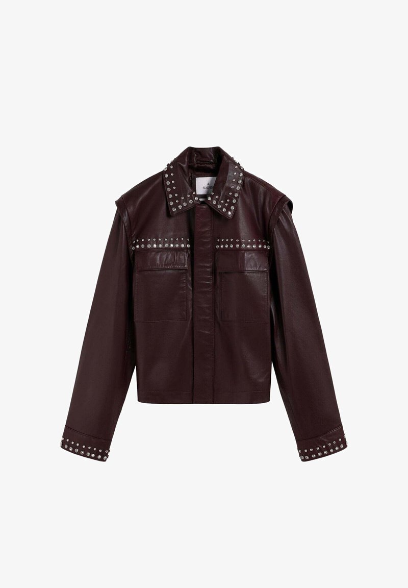 Donkerbruine leren jas met zilveren studs op de kraag, borst en manchetten, met lange mouwen en twee voorzakken met klep.