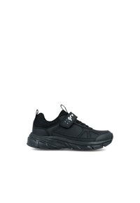 Zapatos deportivos negros con parte superior de malla y sintético, cierres de cordones y correas de Velcro, cuello acolchado y suela de goma texturizada.
