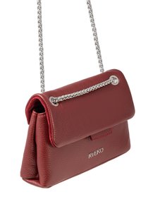 Borsa a tracolla rossa in pelle con patta a ribalta e tracolla in catena argentata, caratterizzata da una texture liscia e da un logo sul davanti.