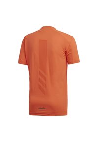 Orange kortærmet t-shirt med et tekstureret rektangulært panel og tre skrå striber på ryggen for ekstra designdetalje.