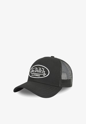 Gorra negra con visera curva, que presenta un logo bordado en blanco "Von Dutch CALIFORNIA" en la parte frontal y paneles de malla en la parte posterior.